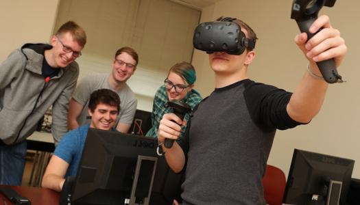 bet36365体育 students working on a VR project